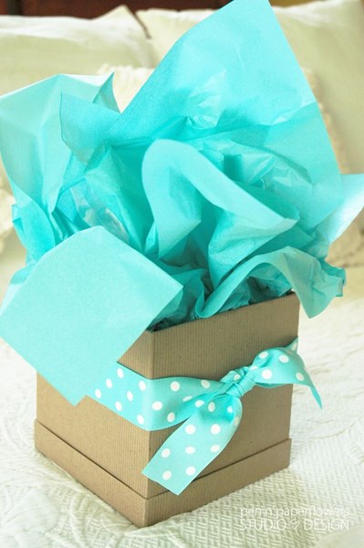 Picture of GIFT WRAPPING - GIFT BOX AND TISSUE PAPER WITH TRIMMINGS